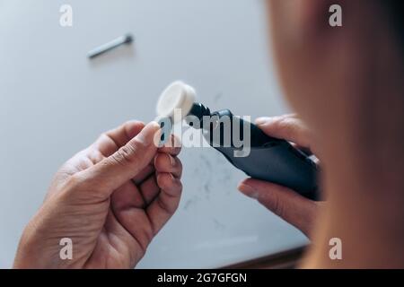 Femme créative faisant des bijoux Banque D'Images