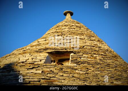 Un trullo (pluriel, trulli) est une hutte traditionnelle en pierre sèche des Pouilles avec un toit conique. Trulli comme une attraction touristique. Alberobello, Italie Banque D'Images