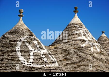 Un trullo (pluriel, trulli) est une hutte traditionnelle en pierre sèche des Pouilles avec un toit conique. Trulli comme une attraction touristique. Alberobello, Italie Banque D'Images