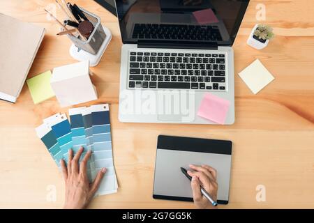 Dessin architectural avec des outils de travail, graphiste travaillant avec une tablette de dessin numérique et un stylo sur un ordinateur et des nuances de couleur sur un bureau, intera Banque D'Images