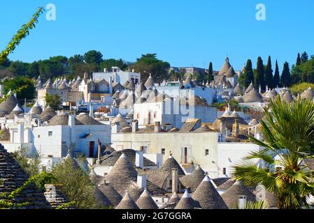 Un trullo (pluriel, trulli) est une hutte traditionnelle en pierre sèche des Pouilles avec un toit conique. Trulli comme une attraction touristique. Alberobello, Italie Banque D'Images