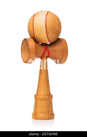 Jouet en bois japonais Kendama avec fils rouges isolés sur fond blanc Banque D'Images