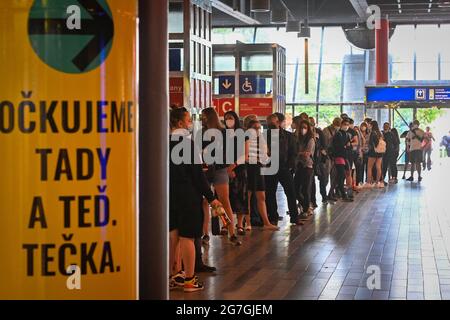 Prague, République tchèque. 14 juillet 2021. Les gens font la queue pour être « ici et maintenant » devant le centre de vaccination contre le covid-19 à la gare centrale de Prague, République tchèque, le mercredi 14 juillet 2021. En outre, de tels centres de vaccination doivent s'ouvrir dans les gares de Tchéquie, principalement dans les capitales régionales et dans d'importants centres de transport. Crédit : vit Simanek/CTK photo/Alay Live News Banque D'Images