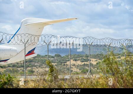 Vue sur un incendie dans les environs de l'aéroport d'Olbia Costa Smeralda avec des avions stationnés sur la piste Banque D'Images