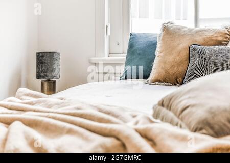Intérieur de la chambre avec lit et oreillers élégants Banque D'Images