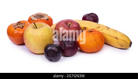 Ensemble de différents fruits pourris isolés sur fond blanc Banque D'Images