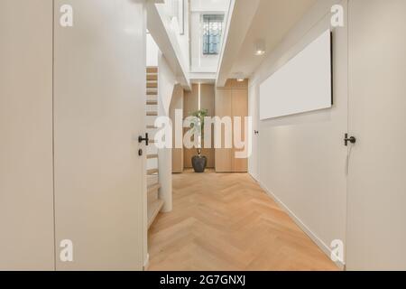Depuis le couloir intérieur d'une maison de luxe avec des murs blancs et très lumineux Banque D'Images