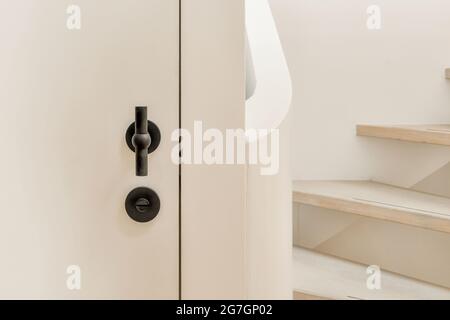 Gros plan d'une poignée élégante sur une porte blanche Banque D'Images
