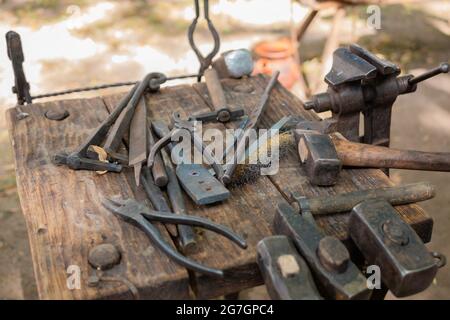 Forgeron outils et instruments à l'extérieur forge, atelier - gros plan Banque D'Images