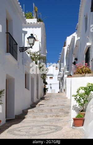 Allée dans le village de montagne blanche de Frigiliana, Espagne, Andalousie, Costa Del sol, Frigiliana Banque D'Images