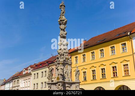 Statues sur la colonne en face de maisons colorées à Kutna Hora, République tchèque Banque D'Images