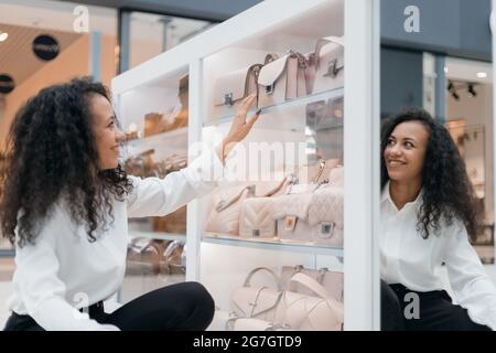 gros plan. jeune femme qui prend un sac à main dans un centre commercial. Banque D'Images