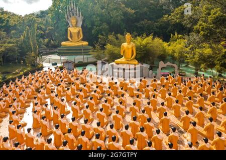 Temple Wat Chak Yai, bouddha d'or et des centaines de moines, à Chanthaburi, Thaïlande, Asie du Sud-est Banque D'Images