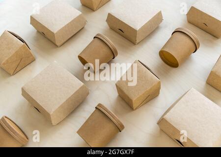 Emballages en carton de papier Kraft pour nouilles, hamburgers et soupes sur fond de bois Banque D'Images