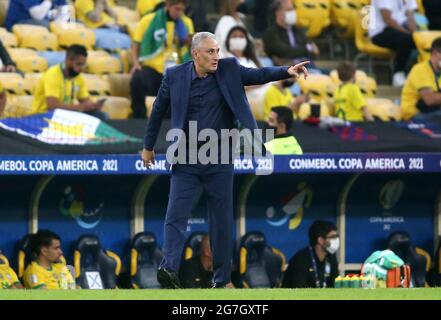 RIO DE JANEIRO, BRÉSIL - JUILLET 10: L'entraîneur chef de Tite Bacchi du Brésil réagit, lors du match final de Copa America Brésil 2021 entre le Brésil et l'Argentine au stade Maracana le 10 juillet 2021 à Rio de Janeiro, Brésil. (Support MB) Banque D'Images