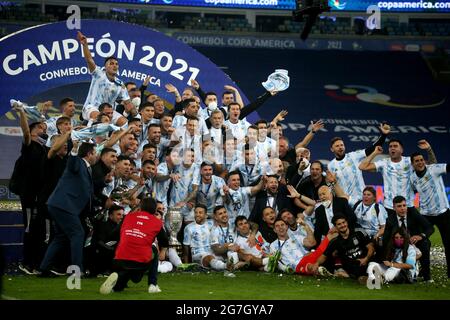 RIO DE JANEIRO, BRÉSIL - JUILLET 10 : Lionel Messi capitaine de l'Argentine et Angel Di Maria avec ses coéquipiers pose avec Conmebol Copa America Trophée après avoir remporté la finale de Copa America Brésil 2021, pendant le match final entre le Brésil et l'Argentine au stade Maracana le 10 juillet 2021 à Rio de Janeiro, Brésil. (Support MB) Banque D'Images