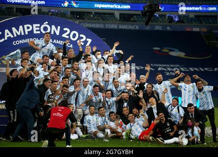 RIO DE JANEIRO, BRÉSIL - JUILLET 10 : Lionel Messi capitaine de l'Argentine et Angel Di Maria avec ses coéquipiers pose avec Conmebol Copa America Trophée après avoir remporté la finale de Copa America Brésil 2021, pendant le match final entre le Brésil et l'Argentine au stade Maracana le 10 juillet 2021 à Rio de Janeiro, Brésil. (Support MB) Banque D'Images