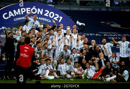 RIO DE JANEIRO, BRÉSIL - JUILLET 10 : Lionel Messi capitaine de l'Argentine et Angel Di Maria avec ses coéquipiers pose avec Conmebol Copa America Trophée après avoir remporté la finale de Copa America Brésil 2021, pendant le match final entre le Brésil et l'Argentine au stade Maracana le 10 juillet 2021 à Rio de Janeiro, Brésil. (Support MB) Banque D'Images