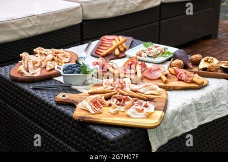 Des hors-d'œuvre savoureux variés sont servis sur une table avec une nappe sur la terrasse Banque D'Images