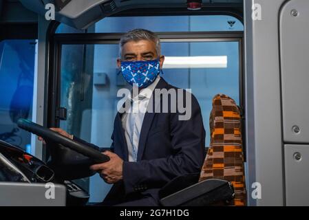 Londres, Royaume-Uni. 14 juillet 2021. Sadiq Khan, maire de Londres, pose dans un bus au London transport Museum à Covent Garden pour le lancement de « let's Do London », une campagne promue pour mettre en valeur les attractions et les activités familiales de Londres en tant que capitale (et reste du Royaume-Uni) Sort des restrictions de verrouillage le 19 juillet. Credit: Stephen Chung / Alamy Live News Banque D'Images