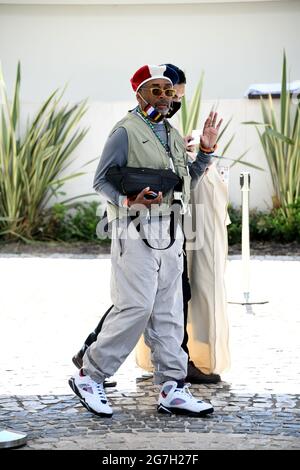 Cannes, France. 14 juillet 2021. 74e Festival de Cannes, fête des célébrités 09. Photo Spike Lee avec un chapeau pour célébrer le 14 juillet français crédit: Agence de photo indépendante/Alamy Live News Banque D'Images