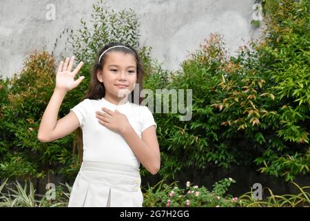 A Filipina enfants Pleating Allegiance à l'extérieur Banque D'Images