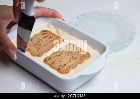 Une femme coupe de la glace maison. Biscuits et crème. Gros plan. Banque D'Images
