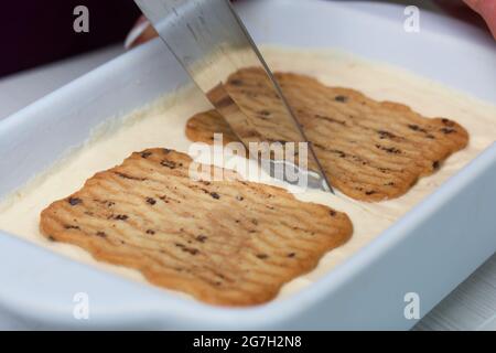 Une femme coupe de la glace maison. Biscuits et crème. Gros plan. Banque D'Images