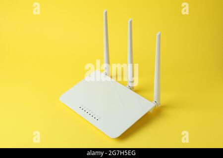 Routeur Wi-Fi avec antennes externes sur fond jaune Banque D'Images