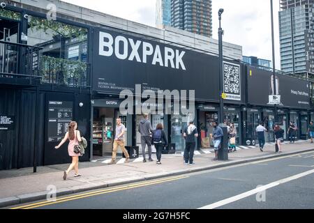 Londres- juillet, 2021: Boxpark à Shoreditch- conteneur d'expédition, galerie marchande pop-up pour indépendant et mondial, magasins de mode et de mode de vie et magasins d'alimentation. Banque D'Images