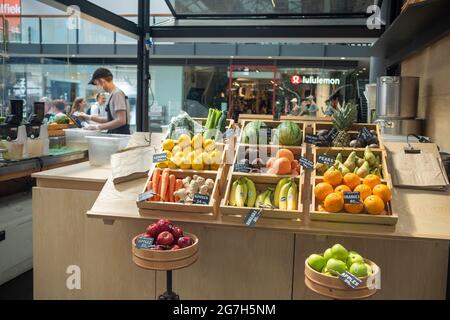 Londres- juillet 2021 : fruits frais exposés au smoothie stall à l'intérieur du marché intérieur de Spitalfields dans l'est de Londres. Banque D'Images