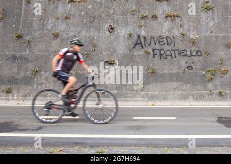 Rome, Italie. 14 juillet 2021. Cycliste sur le quai du Tibre à Rome (photo de Matteo Nardone/Pacific Press) Credit: Pacific Press Media production Corp./Alay Live News Banque D'Images