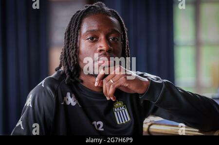 Joris Kayembe de Charleroi pose pour le photographe lors d'une activité médiatique au camp d'entraînement d'été de l'équipe belge de football Sporting Charleroi, in Banque D'Images