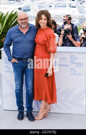 Palais des festivals, Cannes, France. 14 juillet 2021. Valérie Lemercie & Sylvain Marcel pose au photocall 'Aline'. xx Détails xx. Photo par crédit : Julie Edwards/Alamy Live News Banque D'Images