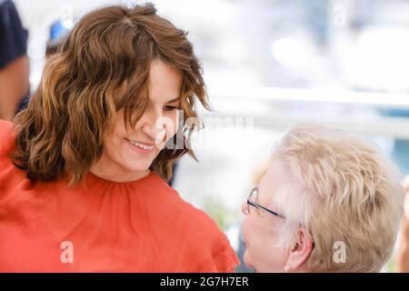 Palais des festivals, Cannes, France. 14 juillet 2021. Valérie Lemercie et Danielle Fichaud posent au photocall 'Aline'. Photo par crédit : Julie Edwards/Alamy Live News Banque D'Images