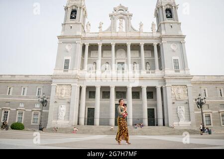 Jeune femme indonésienne heureuse de Bali ayant des vacances en Europe - attrayante et gaie balinaise touriste fille dans la tenue traditionnelle tournée dans le Banque D'Images