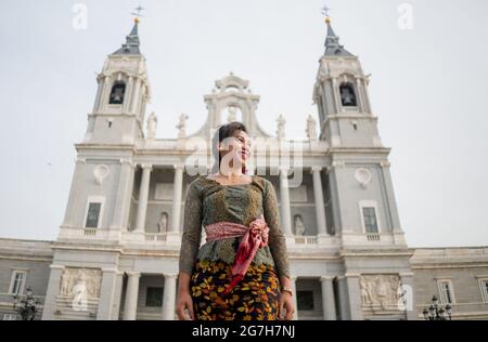 Jeune femme indonésienne heureuse de Bali ayant des vacances en Europe - attrayante et gaie balinaise touriste fille dans la tenue traditionnelle tournée dans le Banque D'Images