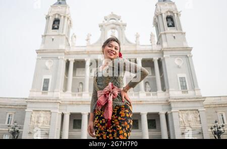 Jeune femme indonésienne heureuse de Bali ayant des vacances en Europe - attrayante et gaie balinaise touriste fille dans la tenue traditionnelle tournée dans le Banque D'Images