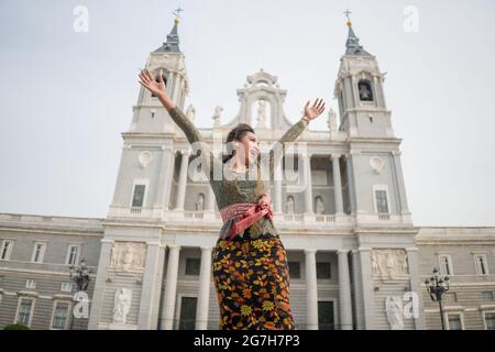 Jeune femme indonésienne heureuse de Bali ayant des vacances en Europe - attrayante et gaie balinaise touriste fille dans la tenue traditionnelle tournée dans le Banque D'Images