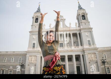 Jeune femme indonésienne heureuse de Bali ayant des vacances en Europe - attrayante et gaie balinaise touriste fille dans la tenue traditionnelle tournée dans le Banque D'Images