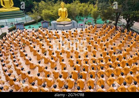 Temple Wat Chak Yai, bouddha d'or et des centaines de moines, à Chanthaburi, Thaïlande, Asie du Sud-est Banque D'Images