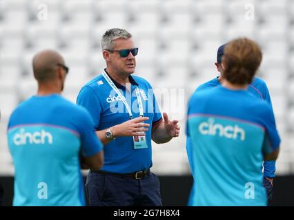 Ashley Giles (au centre), directeur général du cricket masculin de l'Angleterre, s'adresse aux joueurs lors de la session de filets à Trent Bridge, Nottingham. Date de la photo: Mercredi 14 juillet 2021. Banque D'Images