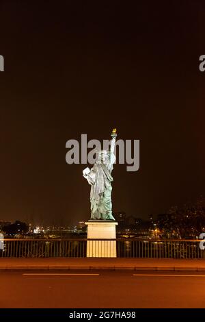 Statue de la liberté au Pont de Grenelle la nuit. Paris Banque D'Images