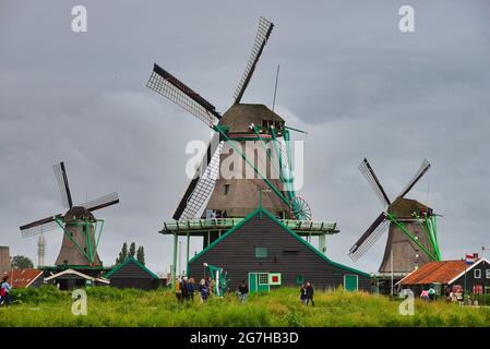 Rangée de moulins à vent historiques, à Kinderdijk, Zaanse-Schans, pays-Bas, en été Banque D'Images