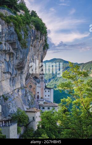 Vue sur le Sanctuaire de Madonna de la Corona, c'est un lieu de silence et de méditation caché au coeur des rochers Baldo, Vérone, Lombardie Banque D'Images