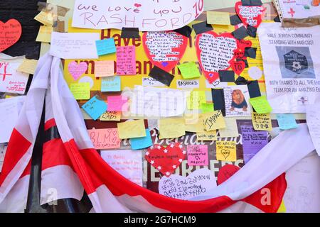 Gros plan d'une petite partie de la murale géante Marcus Rashford du joueur de Manchester United à Withington, Manchester, Angleterre, Royaume-Uni, qui a été vandalisée par des graffitis abusifs après la défaite de l'Euro2020 en Angleterre le 11 juillet 2021. La fresque a été créée par l'artiste de rue d'origine française Akse P19 sur le mur du café Coffee House sur la rue Copson. Les gens ont laissé des milliers de notes de soutien, de photos, de drapeaux, de fleurs et de messages antiracistes à la suite de la défiguation. Banque D'Images