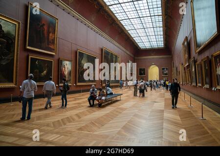 Personnes et visiteurs aléatoires au musée du Louvre à Paris Banque D'Images