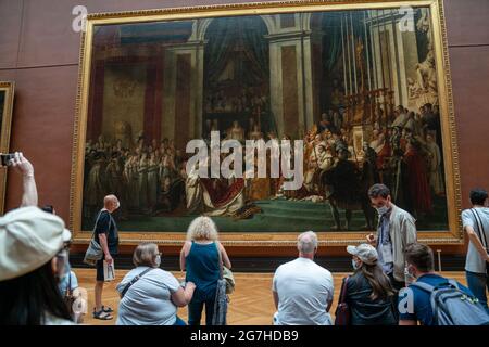 Personnes et visiteurs aléatoires au musée du Louvre à Paris Banque D'Images