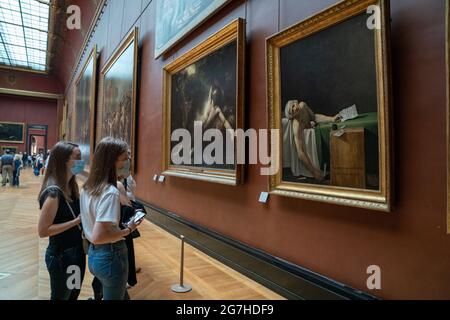Personnes et visiteurs aléatoires au musée du Louvre à Paris Banque D'Images