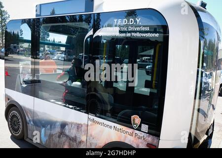 La navette électrique de la compagnie BEEP (EV) pour LES FANES sans conducteur est utilisée pour transporter des touristes à Canyon Village dans le parc national de Yellowstone, Wyoming, États-Unis. Banque D'Images